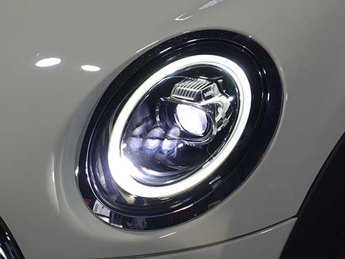 LCIモデル用LEDヘッドライトのヘッドライト発光