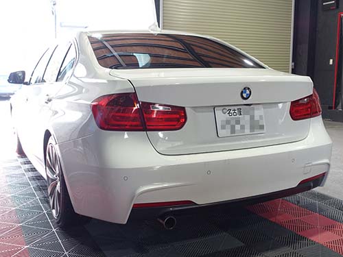 画面がブラックアウトしてしまったBMW 3シリーズ(F30)のヘッドユニットを交換修理