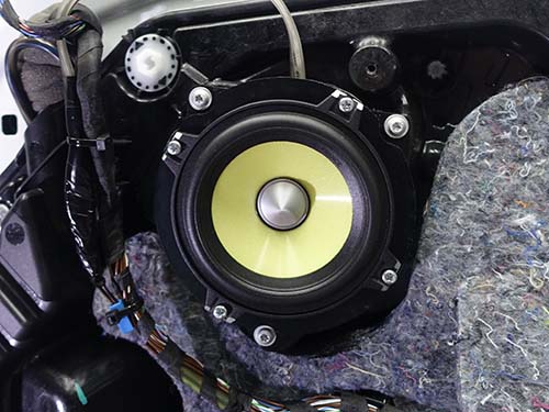 FOCAL ( フォーカル )製ミッドレンジスピーカーは、独自製作したバッフルを使って車両へ装着