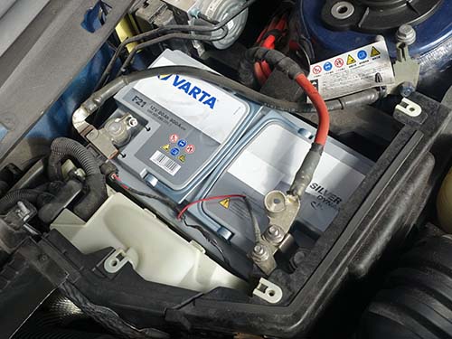 充電してフルパワー状態にしている新品のVARTA ( バルタ )製SILVER DYNAMIC AGM ( シルバーダイナミックAGM )バッテリーへ交換