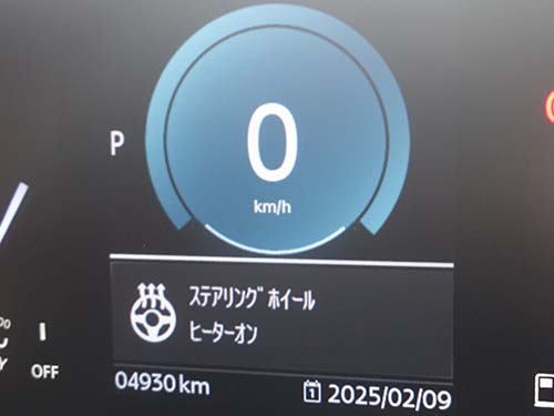 メーターパネルには「ステアリングホイール ヒーターオン」とメッセージ