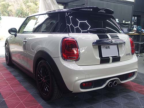 MINI ハッチバック(F56)にエキサイトメントパッケージを後付装着！アンビエントライトで上質な車内空間を実現