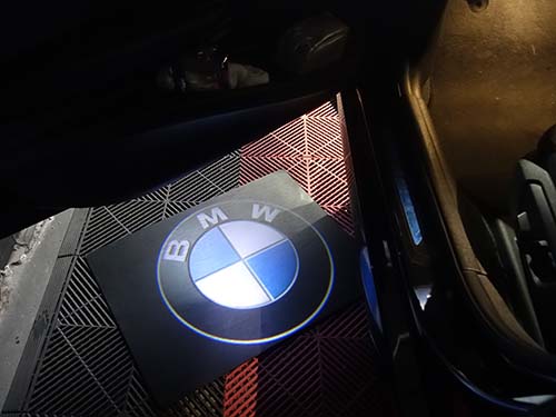 BMW純正パーツのLEDドアプロジェクター装着