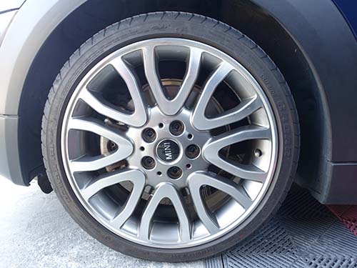 FIREBALL（ファイヤーボール）製のWHEEL++を使用して、アルミホイールのブレーキダストや油分汚れを徹底的に洗浄