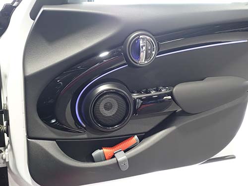 スピーカー装着後のミッドレンジスピーカー