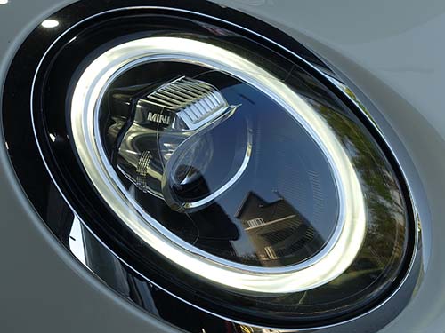 プロテクションフィルム施工後のLEDヘッドライト