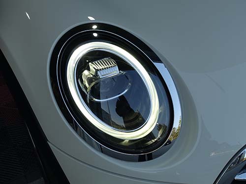 プロテクションフィルム施工後のLEDヘッドライト