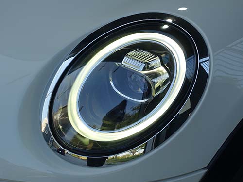 プロテクションフィルム施工後のLEDヘッドライト