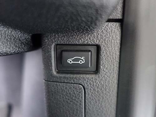 運転席ドアのトランクリッドスイッチ操作で電動トランクリッドのワンタッチクローズ有効化