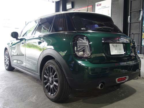 【MINI F55】ヘッドライトの黄ばみとクラックを徹底除去&ブラックグレーのプロテクションフィルム施工