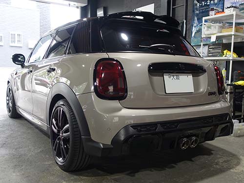 MINI F55にカスタムリップスポイラーを装着!キャンディブラック塗装仕上げ