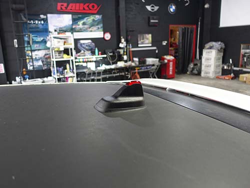MINI F54/F60用の純正LED内蔵ルーフアンテナ流用装着
