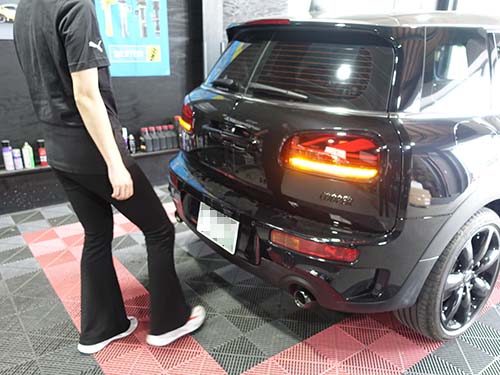 施工完了後、足をかざしてスプリットドアが開いているシーン
