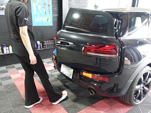 施工完了後、足をかざしてスプリットドアが開いているシーン