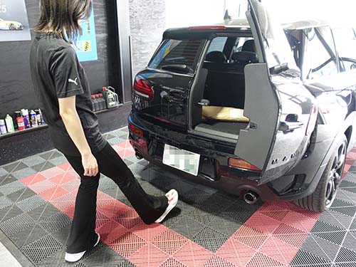 施工完了後、足をかざしてスプリットドアが開いているシーン