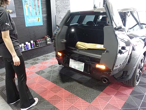 施工完了後、足をかざしてスプリットドアが開いているシーン
