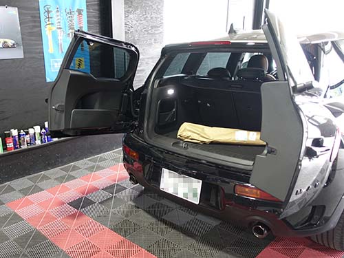 施工完了後、足をかざしてスプリットドアが開いているシーン
