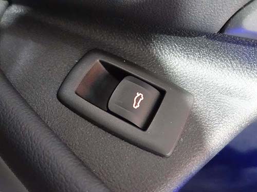 運転席ドアのトランクリッドスイッチ操作で電動トランクリッドのワンタッチクローズ有効化