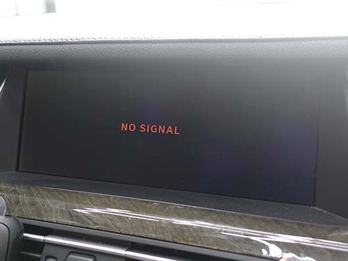 ナビ画面にNO SIGNALと表示され何も映らない