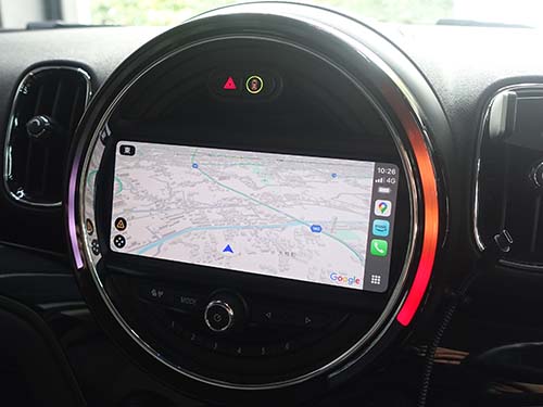 Apple CarPlayフルスクリーン表示の地図アプリ画面