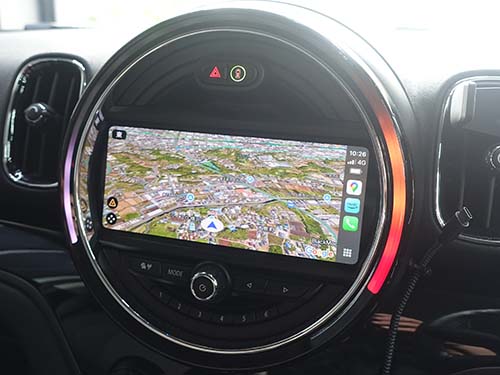 Apple CarPlayフルスクリーン表示の地図アプリ画面
