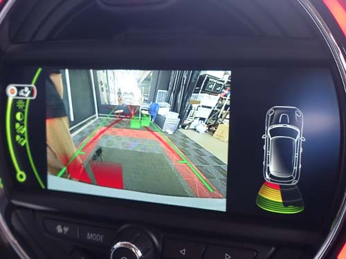 バックカメラ映像とPDCの表示画面