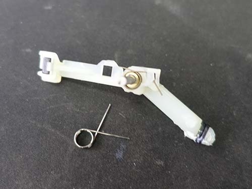 破損したバネ部品/新品との比較