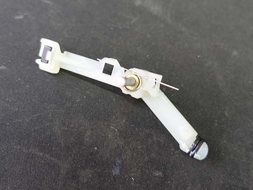 破損したバネ部品/新品との比較