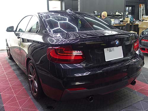 BMW 2シリーズクーペ(F22)にRAIKO製LEDフットライトユニット装着|アンビエントライト強化