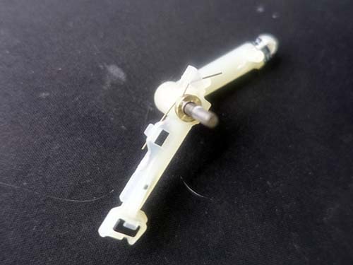 破損したバネと新品バネの比較