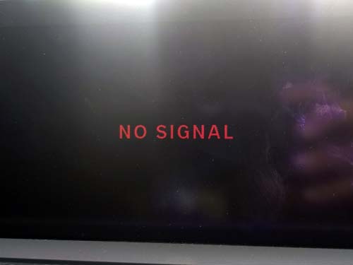NO SIGNAL表示が出ているモニター