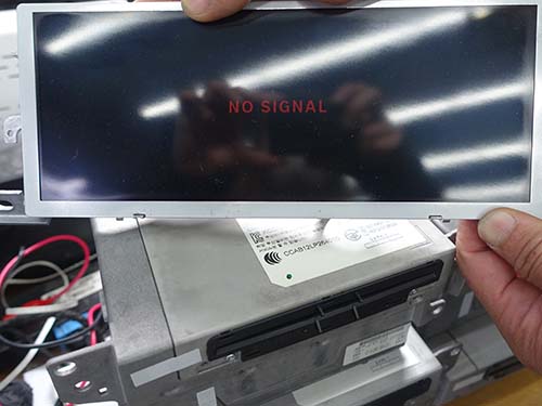 机上での動作チェックでもモニターは「NO SIGNAL」