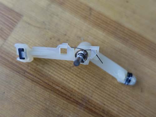 破損したバネと新品バネ