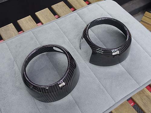 「DuelL AG」製のカーボン製スピーカーカバー
