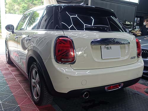 MINI F55 クーパー|リングライトの色が左右で違う?原因と修理内容を徹底解説