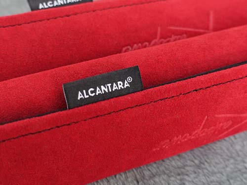 イタリア製アルカンターラ(レッド)を贅沢使用