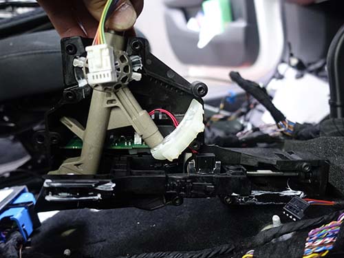 取り外したギアセレクタースイッチボックス内部の状態