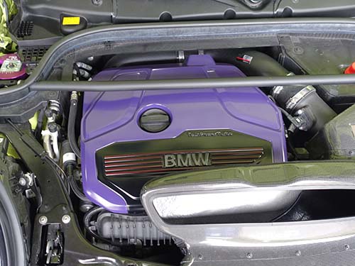 カスタムペイントされたBMW純正エンジンフードカバー装着