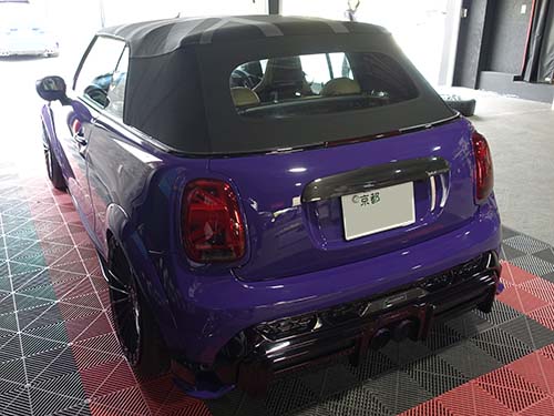 MINI F57 JCW コンバーチブルにRAIKO製アルカンターラバイザーケースとBMW純正エンジンフードカバー装着