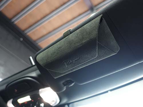 VISOR CASE Alcantara Edition装着