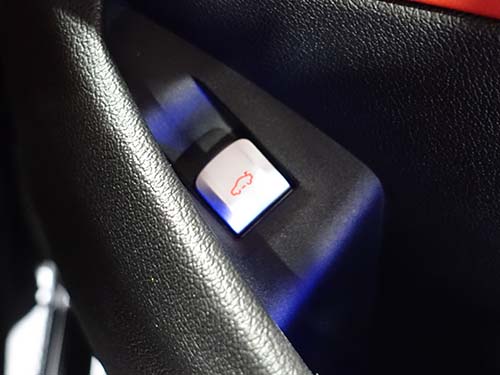 運転席ドアのトランクリッドスイッチ操作で電動トランクリッドのワンタッチクローズ有効化