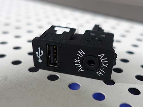 純正USB&AUX音声入力ソケット単品画像