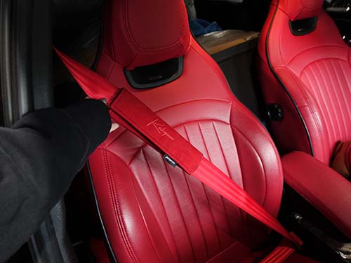 運転席&助手席のシートベルトへALCANPAD Red Edition装着