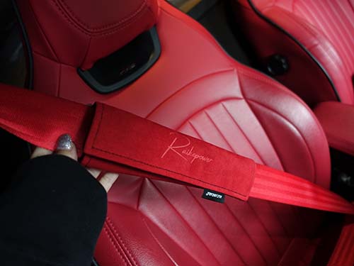 運転席&助手席のシートベルトへALCANPAD Red Edition装着