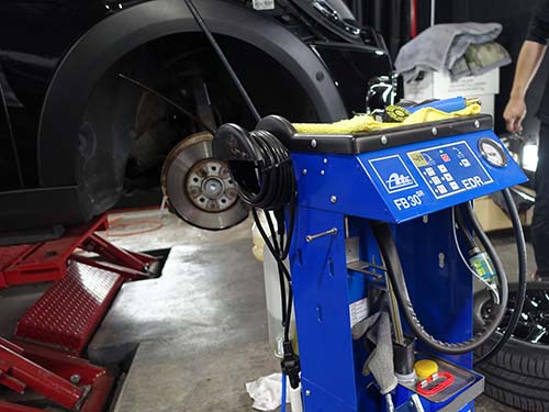 ATE製ブレーキフルードとFB-30SR圧送機を使用して交換作業中