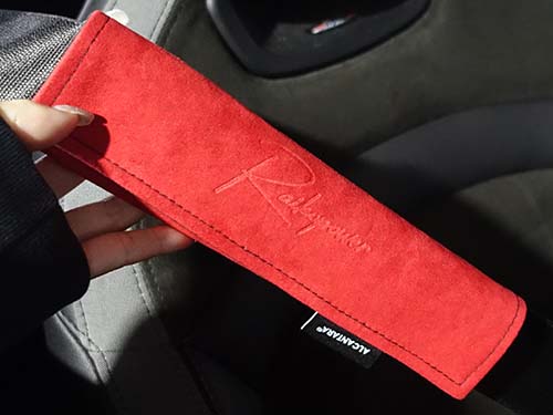 ALCANPAD Red Edition装着後のシートベルト