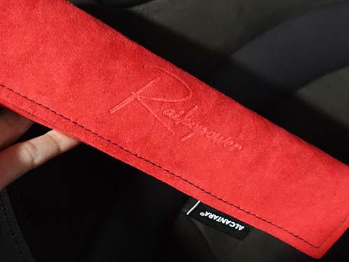 ALCANPAD Red Edition装着後のシートベルト