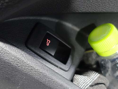 運転席ドアのトランクリッドスイッチ操作で電動トランクリッドのワンタッチクローズ有効化