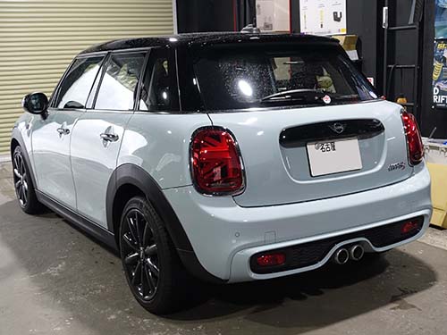 【MINI F55 LCI クーパーS】ドア内張アンビエントライト後付で室内を華やかに!