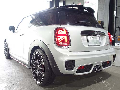 他車にない特別感!MINI F56 助手席側ロゴプロジェクション装着事例